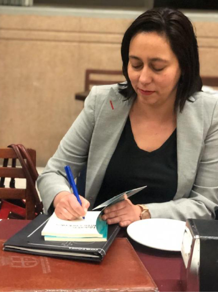 Erika Rivera Bravo firmando libros