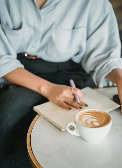 Mujer escribiendo